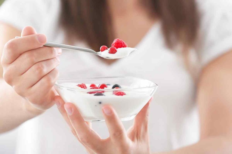 Mangiare lo yogurt