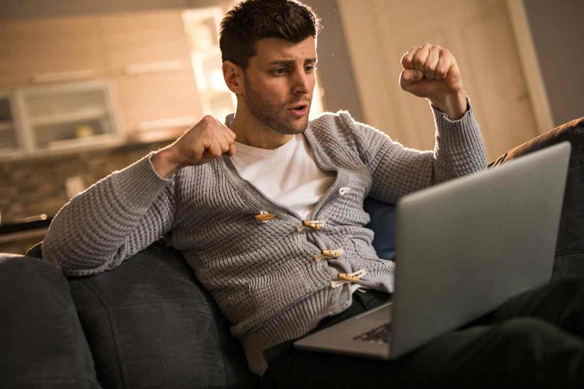 Uomo esulta al pc