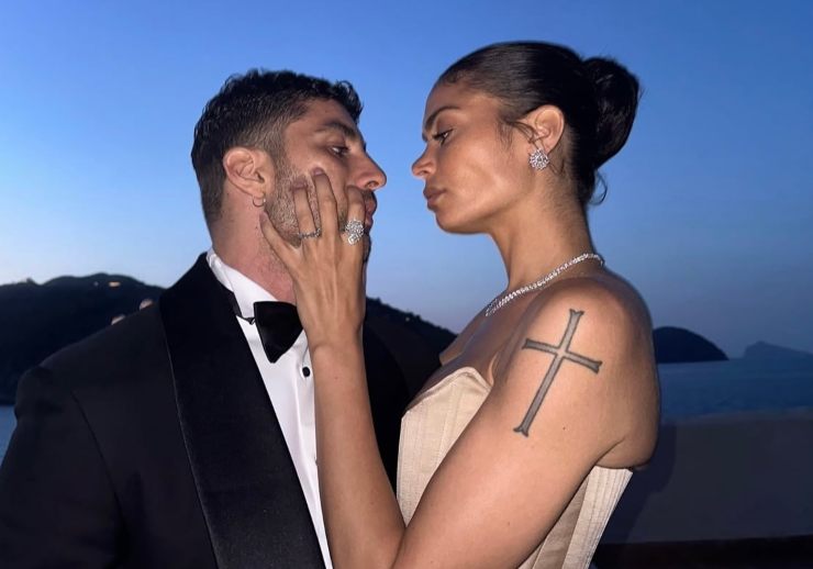 Elodie tiene il viso di Iannone tra le mani