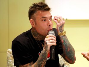 Fedez con espressione arrabbiata