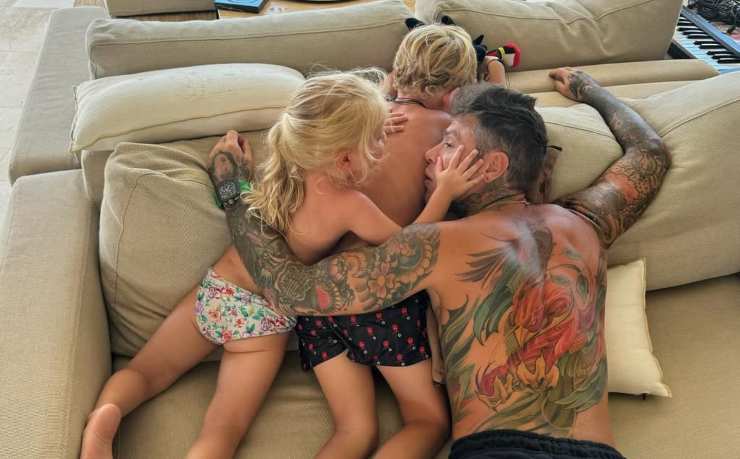 Fedez abbracciato ai figli Leone e Vittoria
