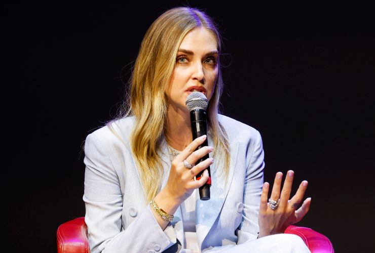 Chiara Ferragni con il microfono in mano