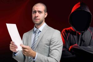 Uomo preoccupato con foglio in mano e hacker alle sue spalle