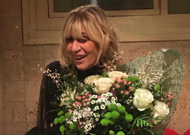 Gemma Galgani con un mazzo di fiori