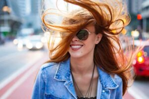 Donna sorridente che cammina per strada