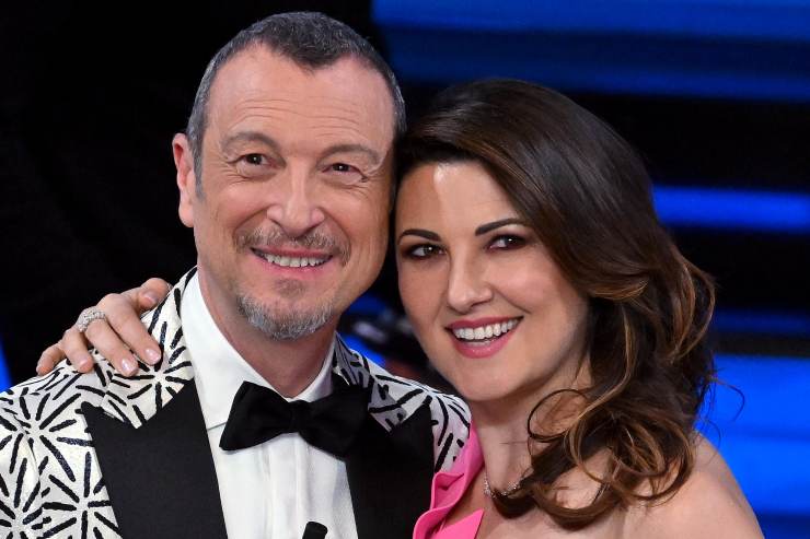 Scatto di Amadeus e Giovanna Civitillo sul palco di Sanremo
