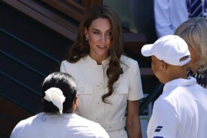 Kate Middleton parla con i presenti a Wimbledon