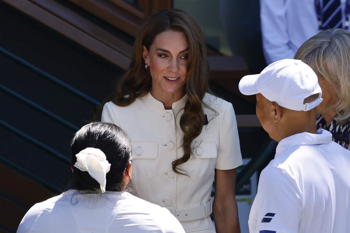 Kate Middleton parla con i presenti a Wimbledon
