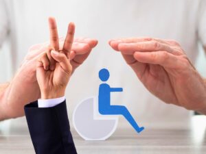 sfondo mani che tengono simbolo disabilità e mano che fa simbolo vittoria