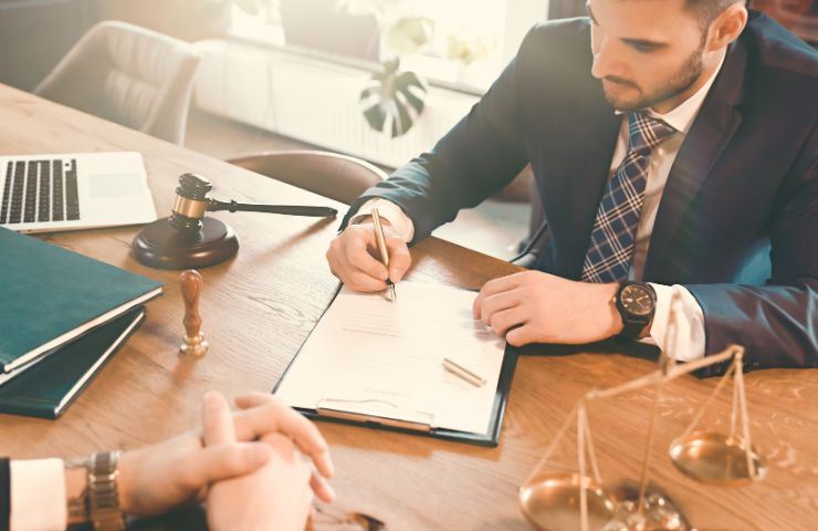 Persona che firma alcuni fogli