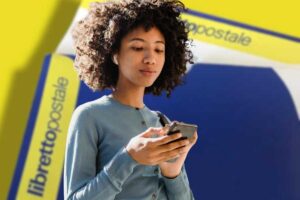 Donna con cellulare, libretto poste