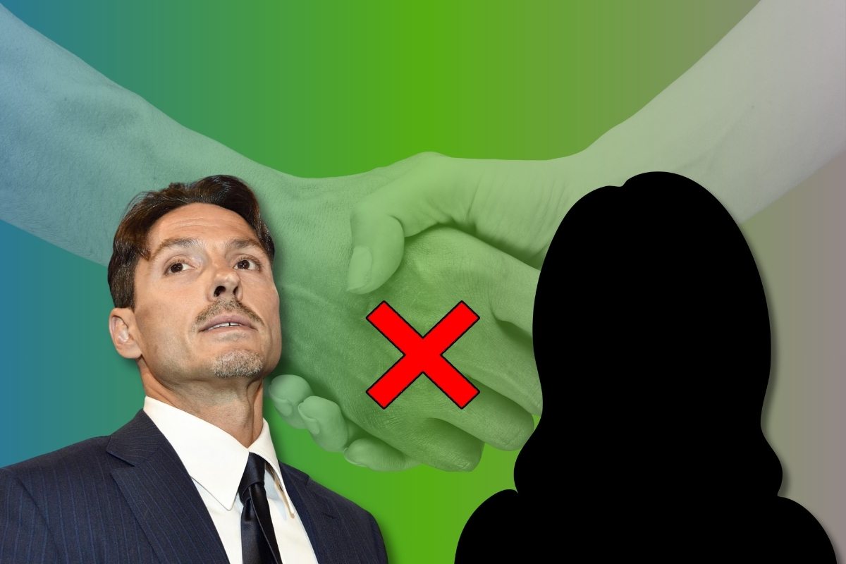 Mani che si stringono, Pier Silvio Berlusconi, croce rossa, sagoma femminile