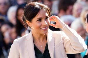 Meghan mentre si sistema i capelli