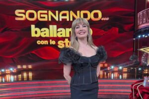 Milly Carlucci negli studi di Sognando ballando con le stelle