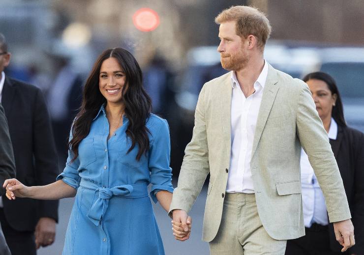 Meghan Markle e Harry camminano mano per la mano