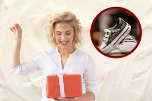 Scatola regalo e scarpette bimbo