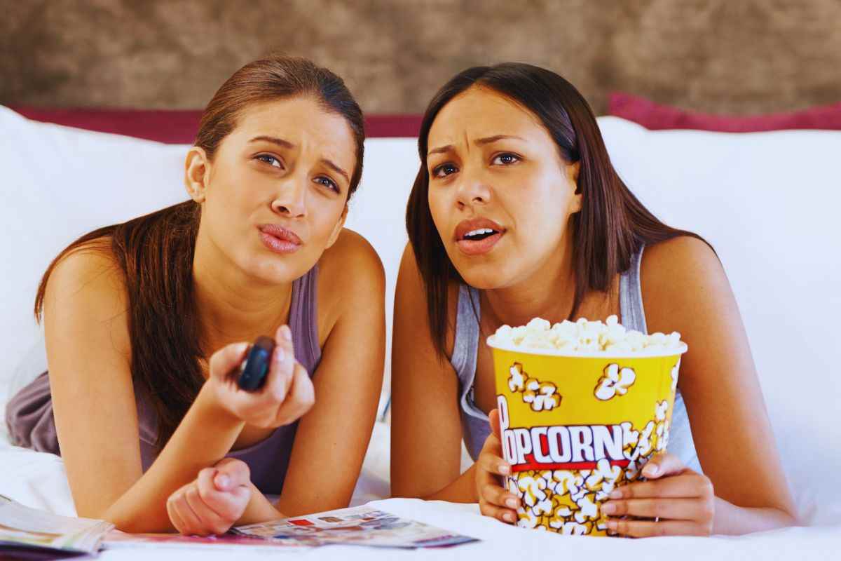 Ragazze che guardano tv a letto