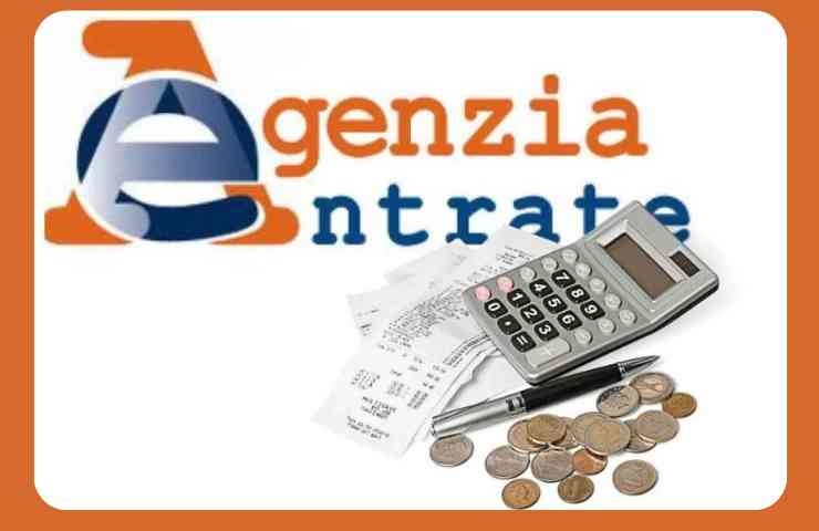 Logo Agenzia delle entrate, calcolatrice, scontrini e monete