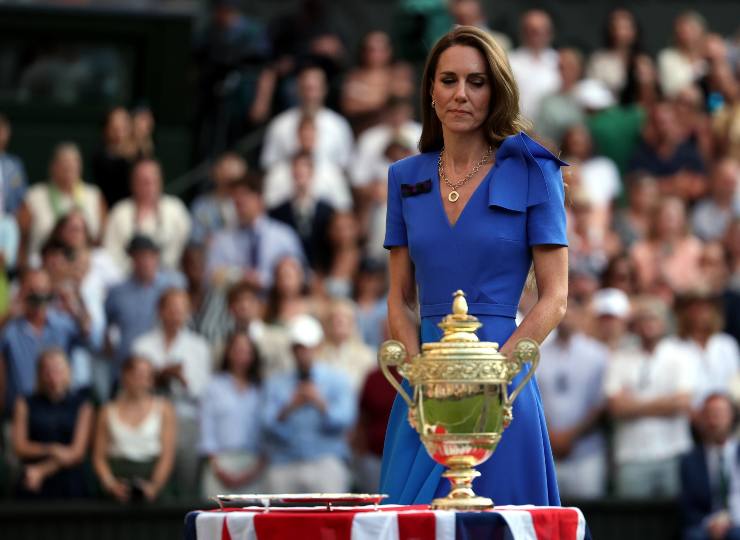 Kate Middleton con espressione seria, davanti la coppa di Wimbledon