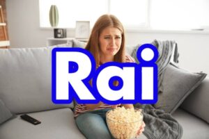 Donna che piange con ciotola popcorn e logo Rai