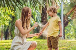 Madre spruzza lo spray anti-zanzare al bimbo