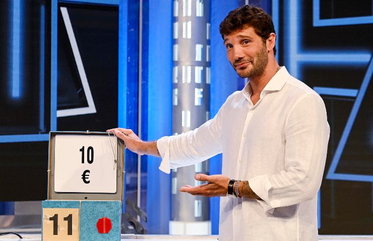 Stefano de martino con il pacco di Affari tuoi