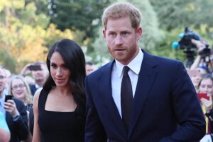 Harry e Meghan circondati dalla folla