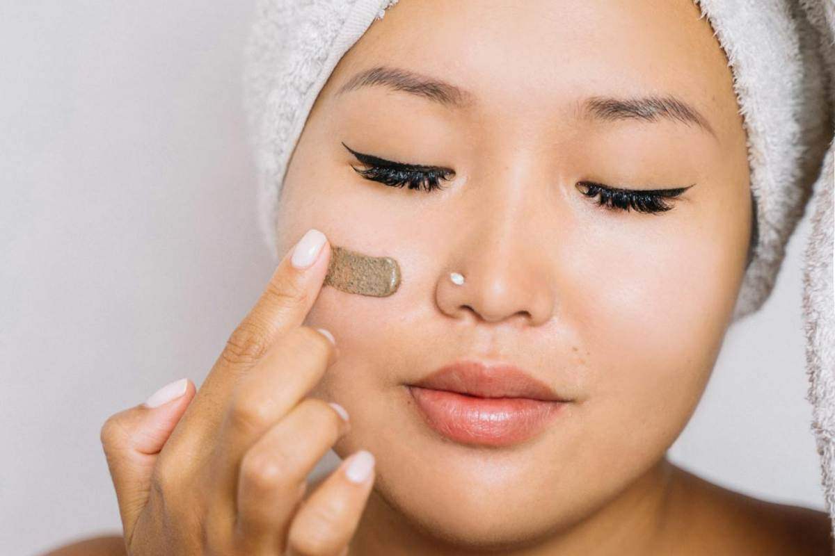 Ragazza orientale che fa skincare