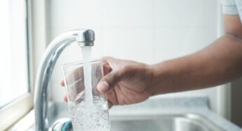 Perché prima di andare in vacanza dovresti lasciare un bicchiere d’acqua sul lavandino: lo stanno facendo tutti ed è utilissimo