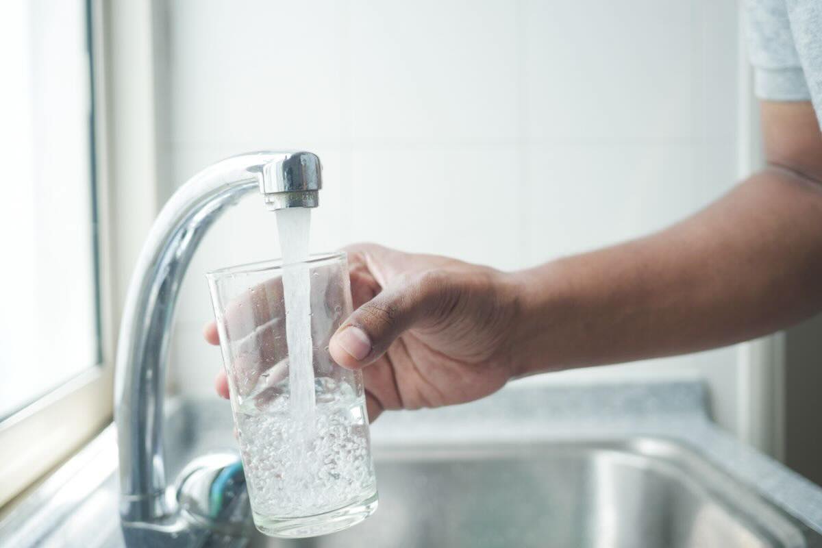 Perché prima di andare in vacanza dovresti lasciare un bicchiere d’acqua sul lavandino: lo stanno facendo tutti ed è utilissimo