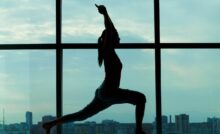 Silhouette donna che si allena