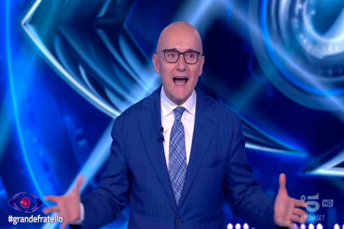 Alfonso Signorini irriconoscibile lontano dalla Tv: ecco cosa gli è successo