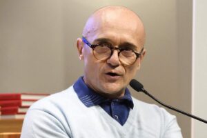 Alfonso Signorini che parla al microfono