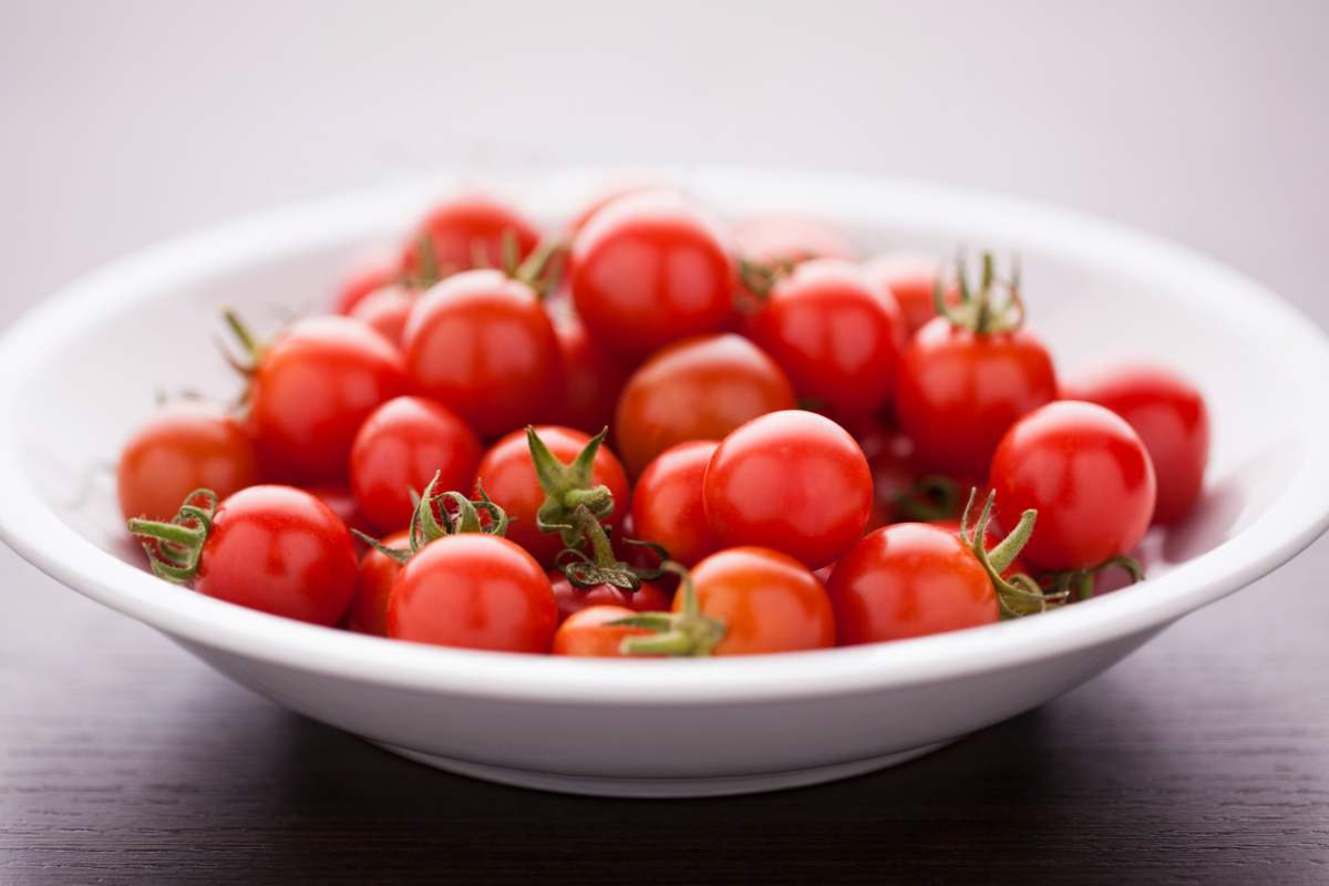 Pomodori sparsi in un piatto