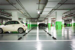 Auto parcheggiate in un parcheggio sotterraneo