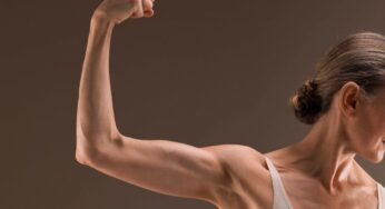 Vuoi delle braccia toniche ma senza alzare pesi e andare in palestra? Ecco l’esercizio migliore da fare a casa