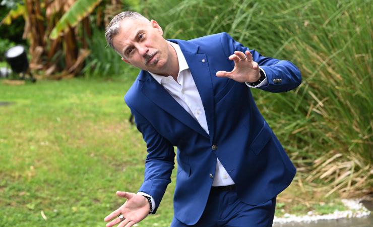 Gabriele Corsi con il corpo inclinato a destra