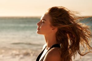 donna al mare con capelli al vento