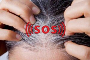 Donna che tocca i capelli bianchi