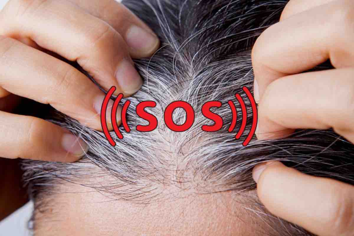 Donna che tocca i capelli bianchi