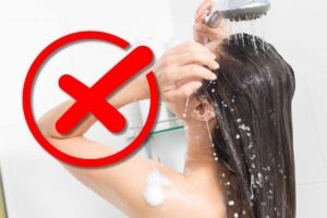Donna che fa uno shampoo