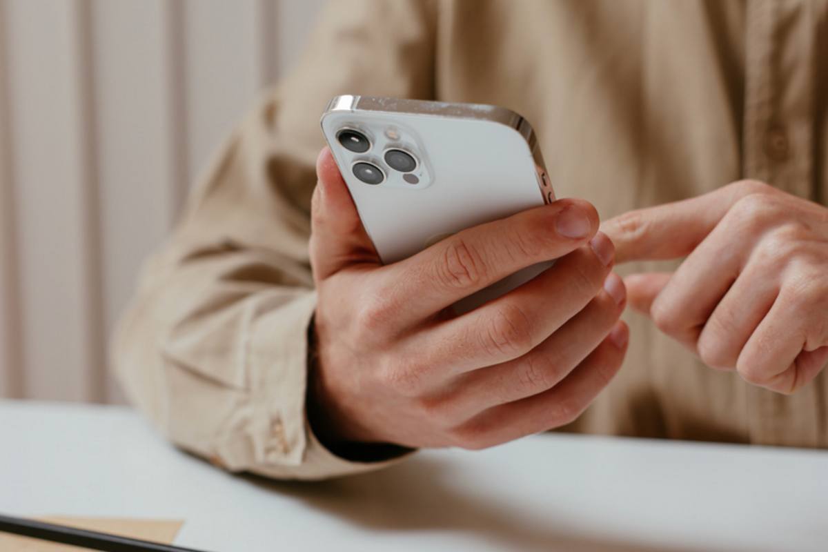 Persona con cellulare tra le mani