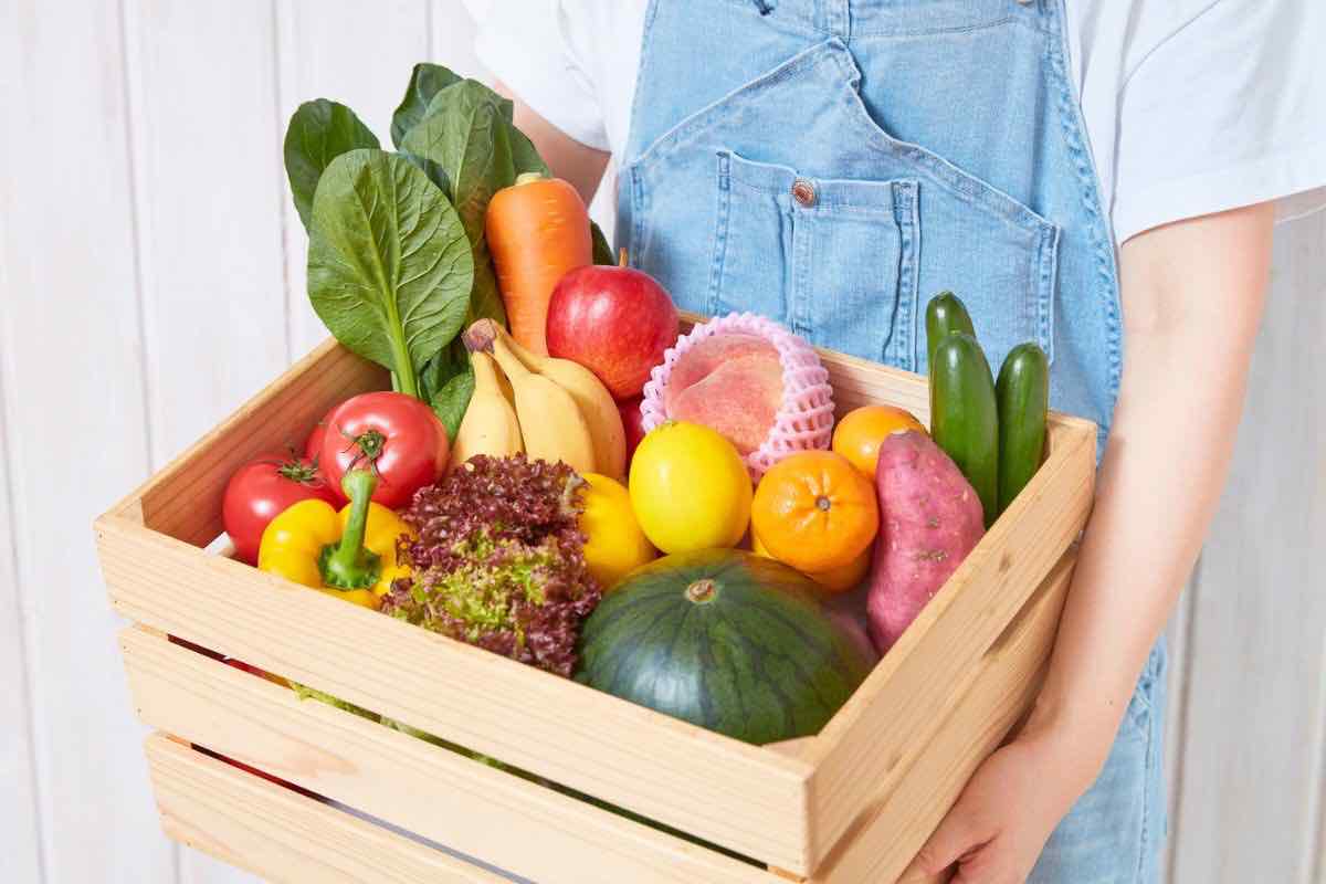 Cesto con frutta e verdura