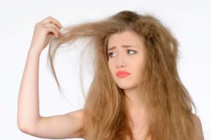 donna con capelli crespi