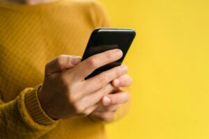Donna con smartphone in mano