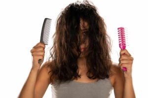 donna con pettini e capelli crespi