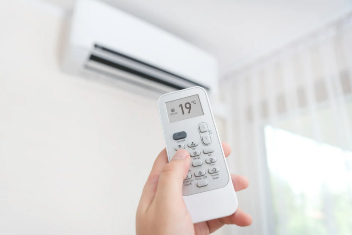 Fare a meno del condizionatore con il caldo è impossibile, ma occhio a come lo usi: questo errore può costarti caro