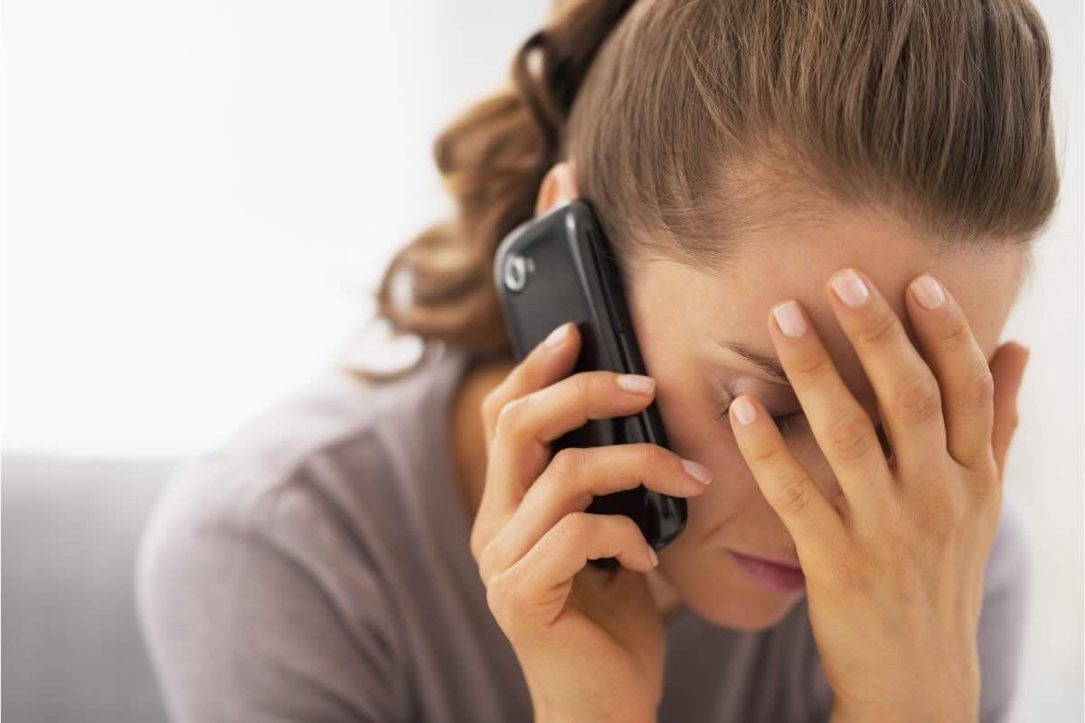 Quando parli al telefono con uno sconosciuto, evita di dire queste due parole altrimenti rischi grosso