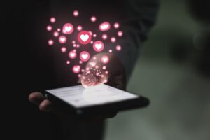 Cuori escono da schermo smartphone