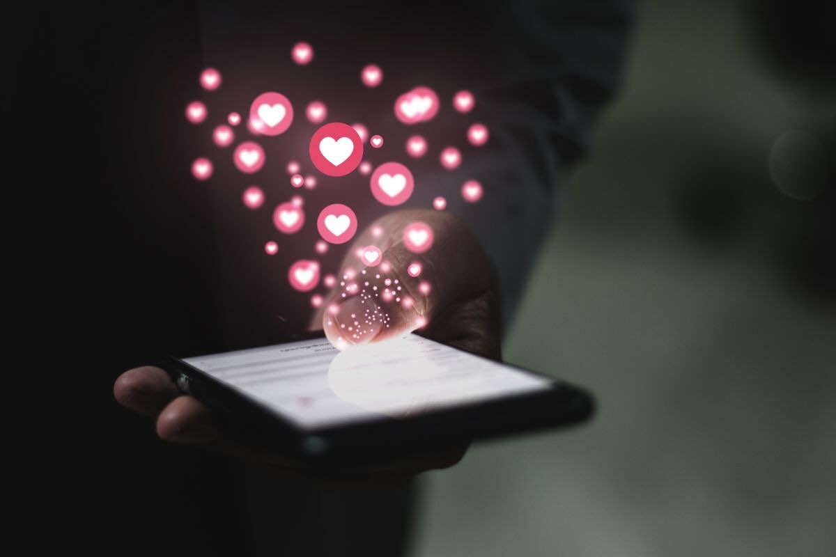 Rispondi spesso ai messaggi Whatsapp inviando tanti cuori? Ecco cosa comunichi davvero con questa emoticon